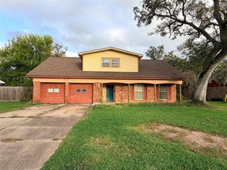 205 Narcissus Street, Lake Jackson, TX 77566