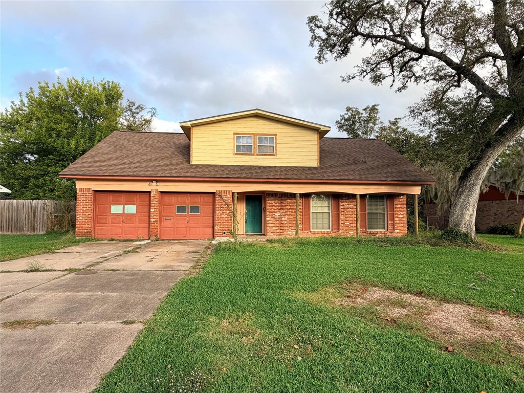 205 Narcissus Street, Lake Jackson, TX 77566
