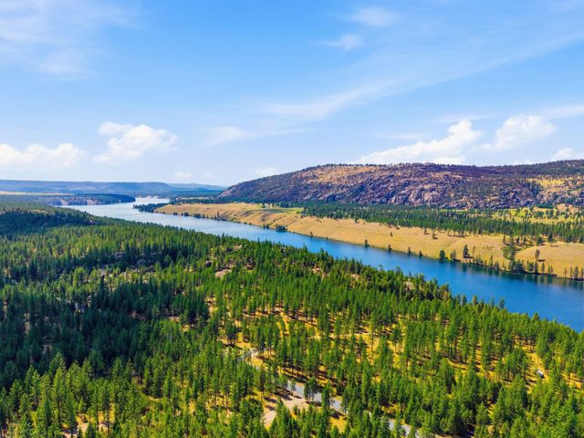 21413 W South Bank Rd, Nine Mile Falls, WA 99026
