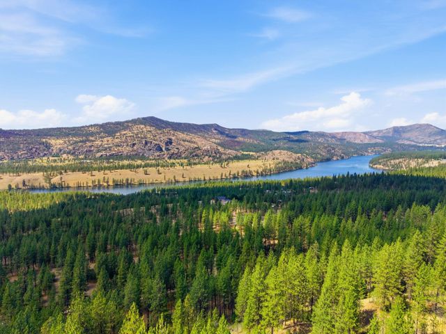 21413 W South Bank Rd, Nine Mile Falls, WA 99026