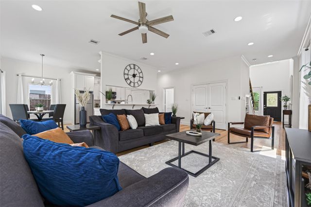 2207 Silverbonnet Street, Houston, TX 77055