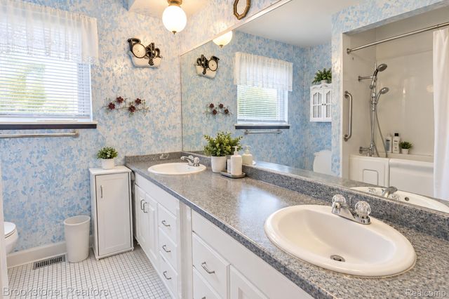 13751 Brougham Drive, Sterling Heights, MI 48312