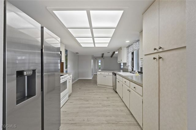 2132 SE 15th ST, Cape Coral, FL 33990