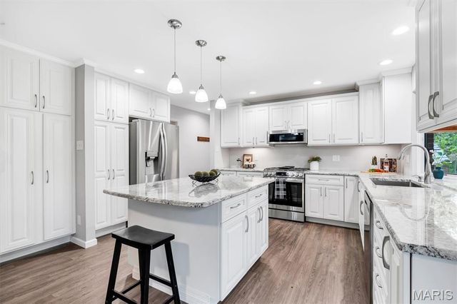 10001 Kalinda Lane, Sunset Hills, MO 63128