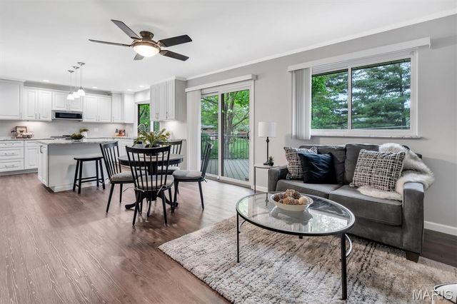 10001 Kalinda Lane, Sunset Hills, MO 63128
