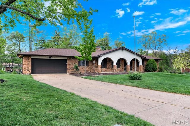 10001 Kalinda Lane, Sunset Hills, MO 63128