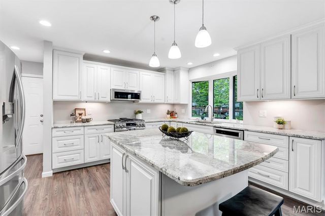 10001 Kalinda Lane, Sunset Hills, MO 63128