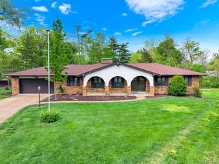 10001 Kalinda Lane, Sunset Hills, MO 63128