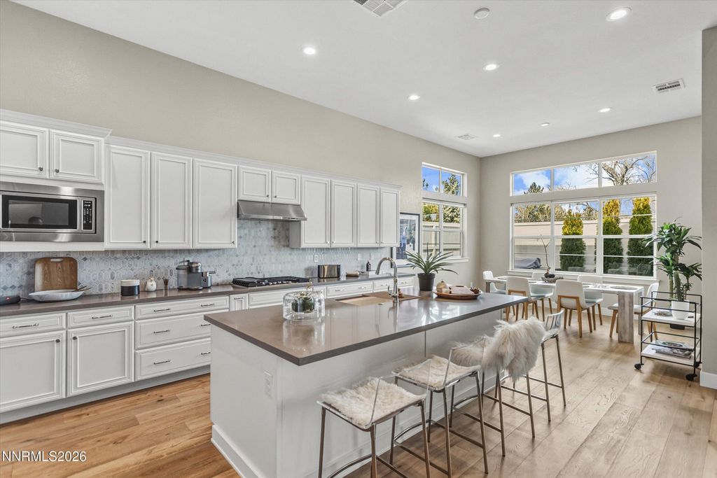 Image 9 of property listing at 715 W Pleasant Oak Trail, Reno, NV 89511