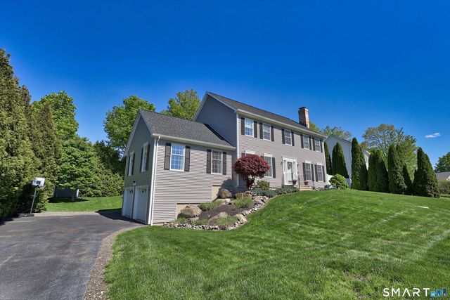 10 Fawn Meadow Drive, Naugatuck, CT 06770