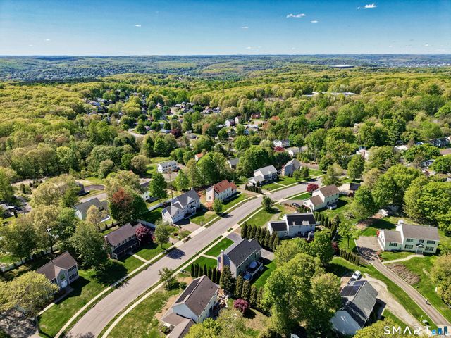 10 Fawn Meadow Drive, Naugatuck, CT 06770