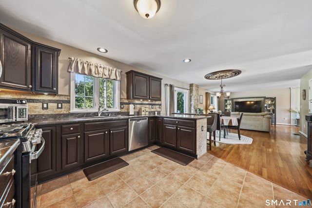 10 Fawn Meadow Drive, Naugatuck, CT 06770