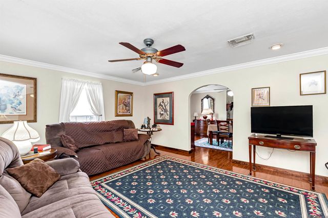 8463 Phillips Rd, St Amant, LA 70774