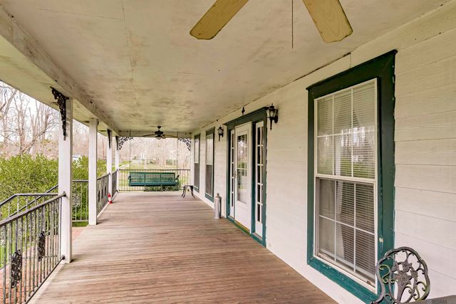 8463 Phillips Rd, St Amant, LA 70774