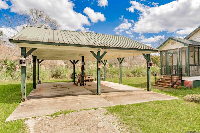 8463 Phillips Rd, St Amant, LA 70774