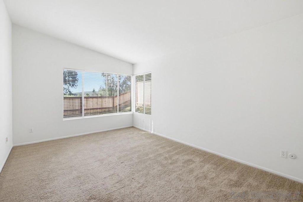 Image 10 of property listing at 321 Skyridge Ln, Escondido, CA 92026