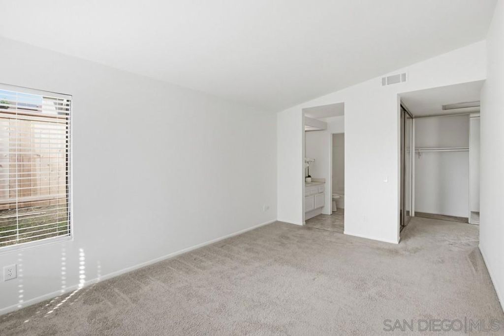 Image 11 of property listing at 321 Skyridge Ln, Escondido, CA 92026