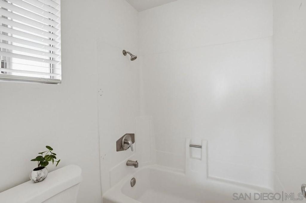 Image 13 of property listing at 321 Skyridge Ln, Escondido, CA 92026