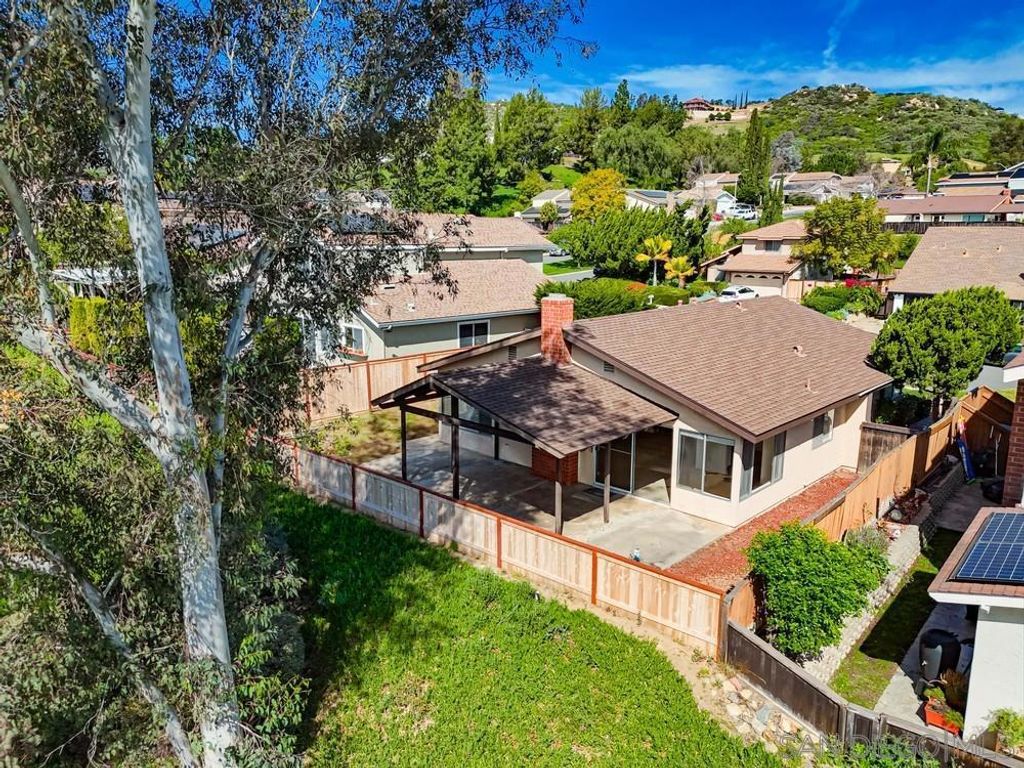 Image 2 of property listing at 321 Skyridge Ln, Escondido, CA 92026