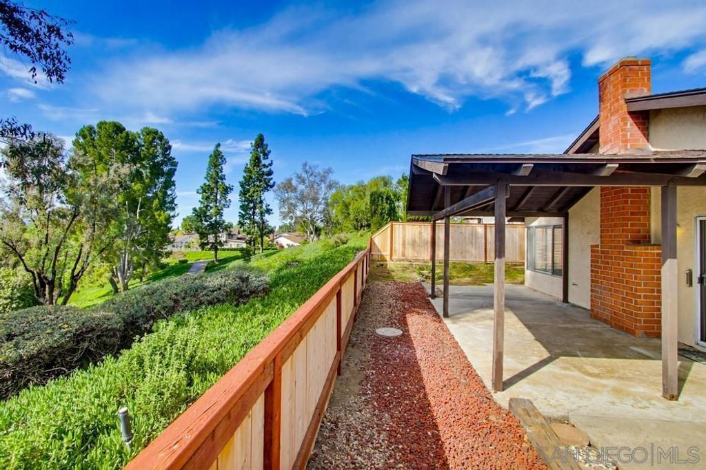 Image 21 of property listing at 321 Skyridge Ln, Escondido, CA 92026