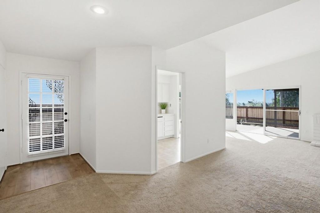 Image 3 of property listing at 321 Skyridge Ln, Escondido, CA 92026