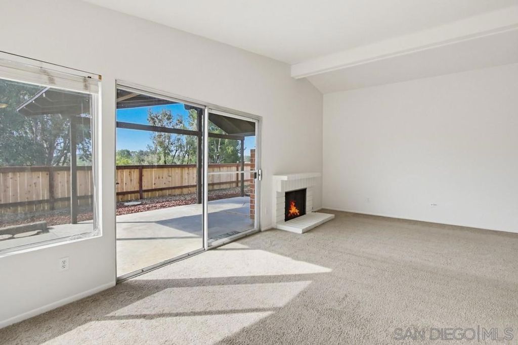 Image 7 of property listing at 321 Skyridge Ln, Escondido, CA 92026