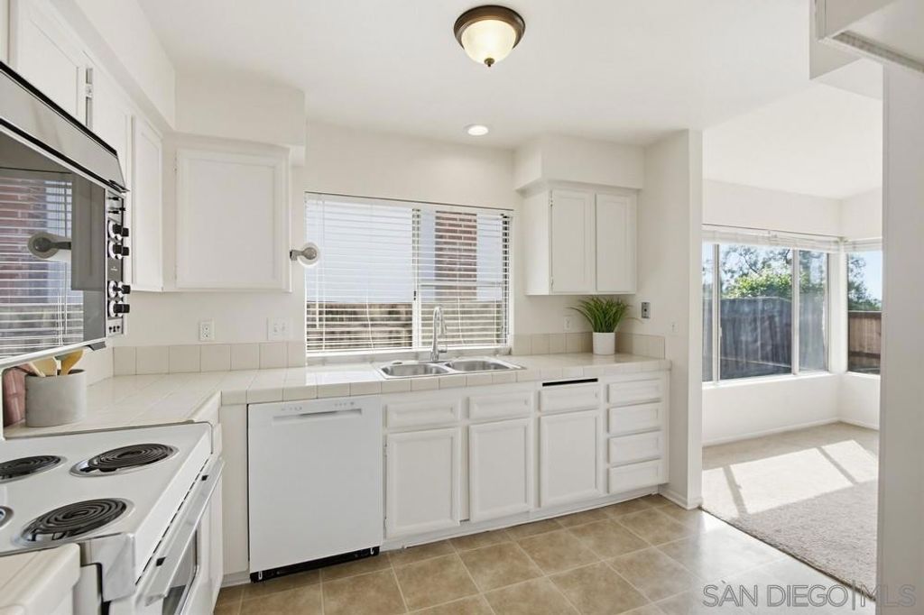 Image 9 of property listing at 321 Skyridge Ln, Escondido, CA 92026