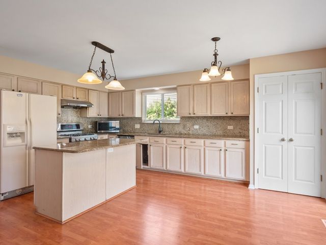 2607 Flagstone Circle, Naperville, IL 60564