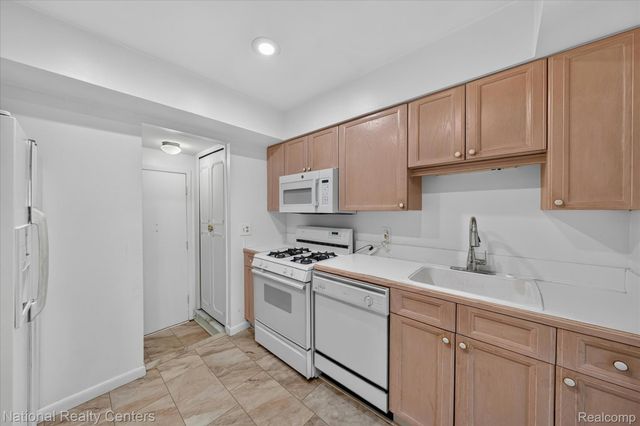 1641 Brentwood Drive, Troy, MI 48098