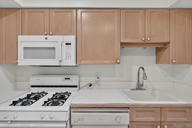 1641 Brentwood Drive, Troy, MI 48098