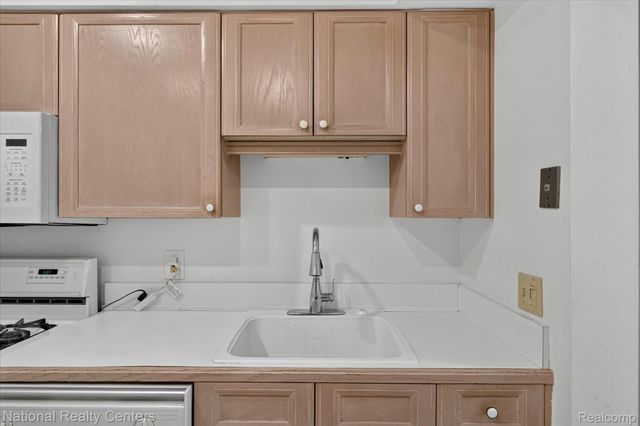 1641 Brentwood Drive, Troy, MI 48098