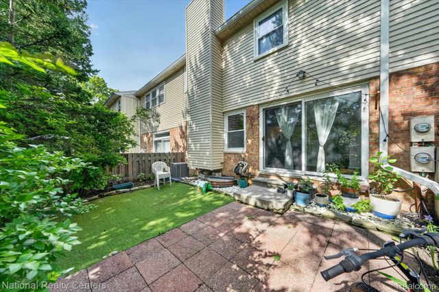 1641 Brentwood Drive, Troy, MI 48098