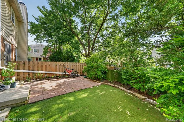 1641 Brentwood Drive, Troy, MI 48098