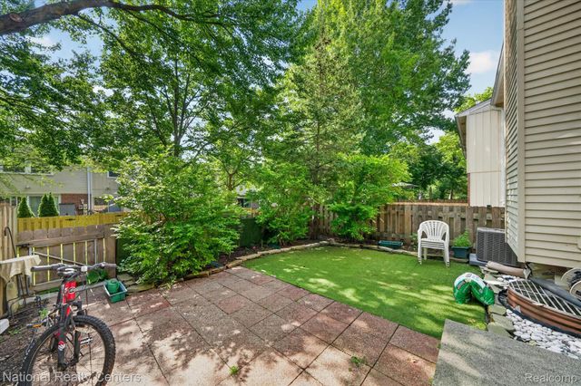 1641 Brentwood Drive, Troy, MI 48098