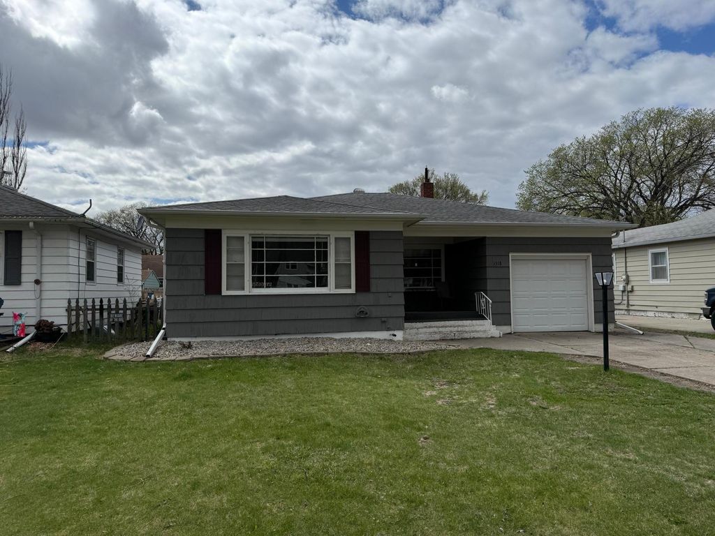 1518 BROADWAY N, Fargo, ND 58102