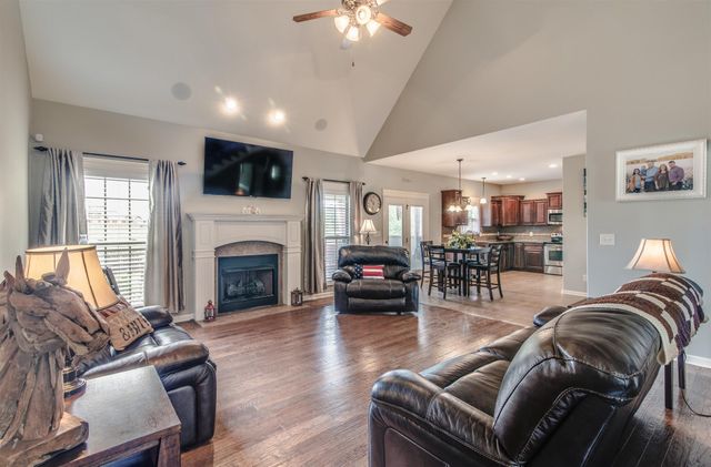 309 Retriever Ct, Clarksville, TN 37043