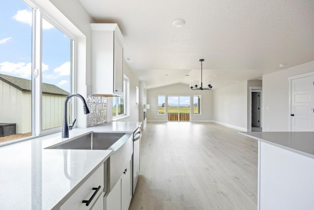 308 NW Monte Vista Avenue 26, Madras, OR 97741