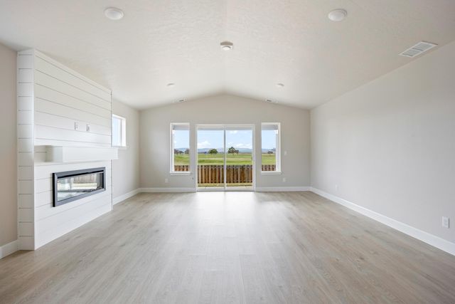 308 NW Monte Vista Avenue 26, Madras, OR 97741