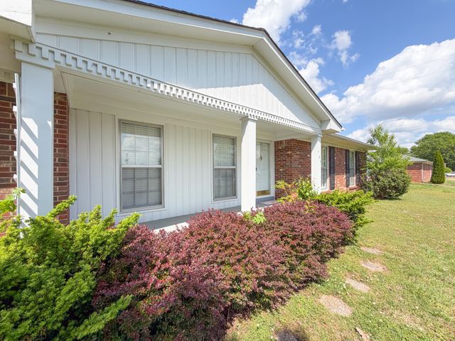 704 1st St, Lawrenceburg, TN 38464
