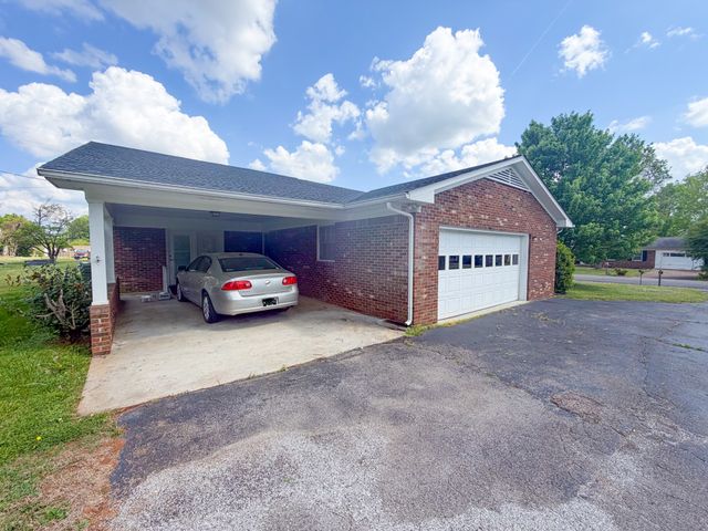 704 1st St, Lawrenceburg, TN 38464