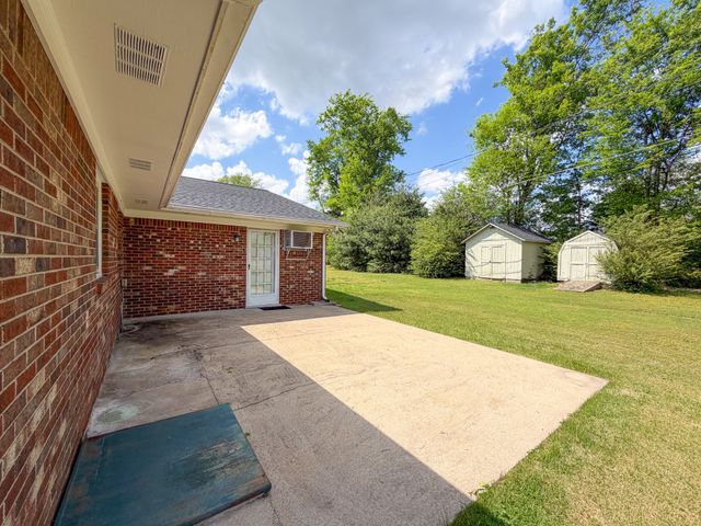704 1st St, Lawrenceburg, TN 38464