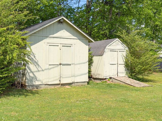 704 1st St, Lawrenceburg, TN 38464