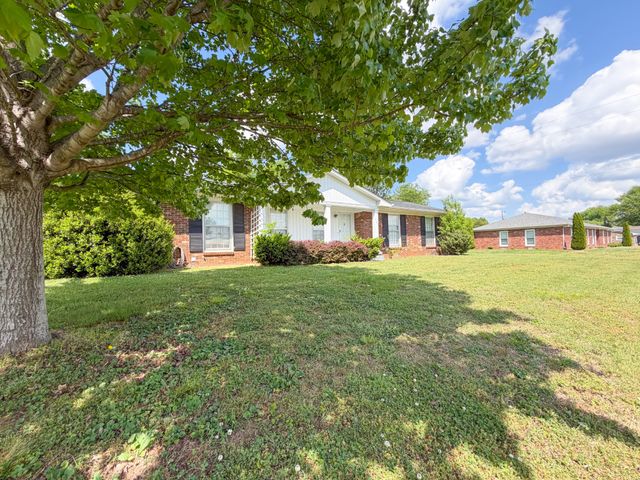 704 1st St, Lawrenceburg, TN 38464