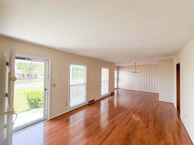 704 1st St, Lawrenceburg, TN 38464