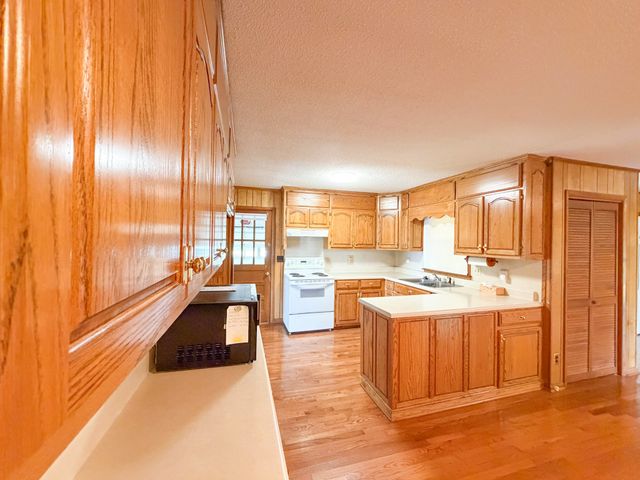704 1st St, Lawrenceburg, TN 38464