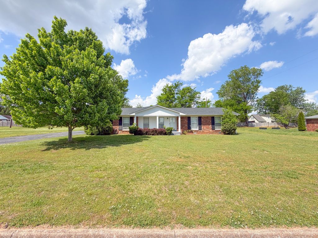 704 1st St, Lawrenceburg, TN 38464