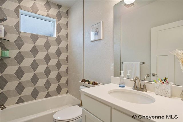 2200 ARROWLEAF DR, Cheyenne, WY 82007