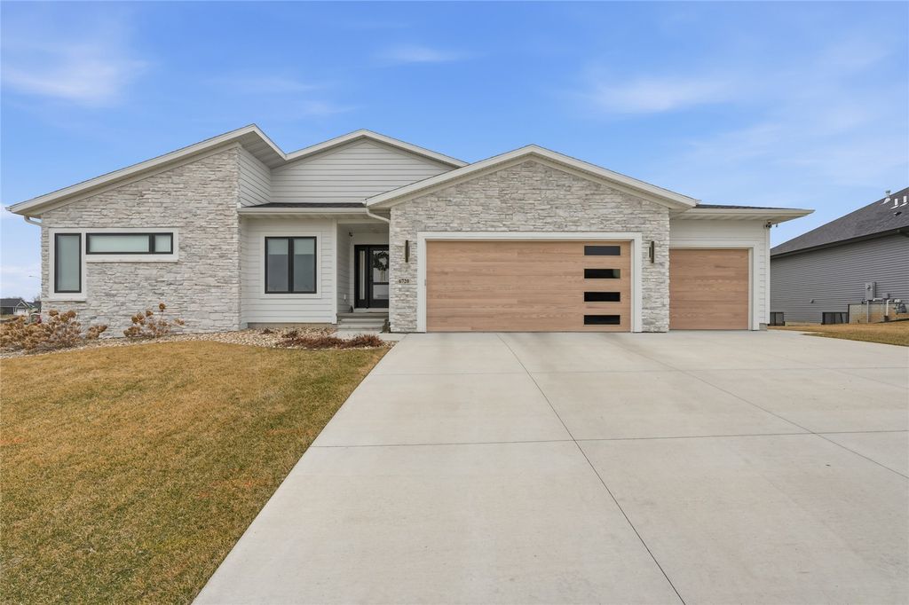6720 Caldwell Lane NE, Cedar Rapids, IA 52411