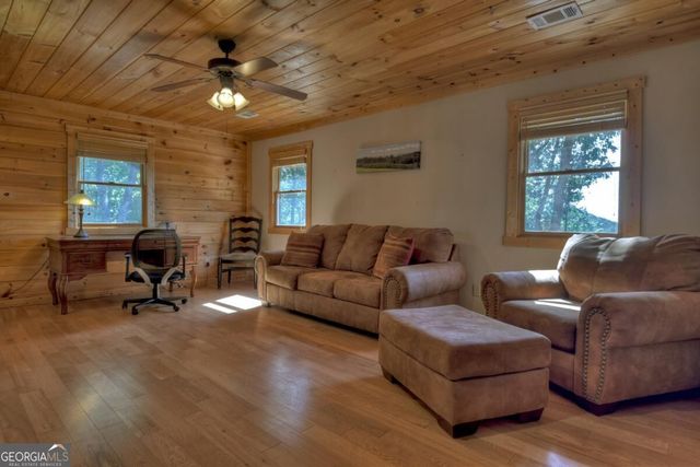 1072 Heatherwood Way, Talking Rock, GA 30175