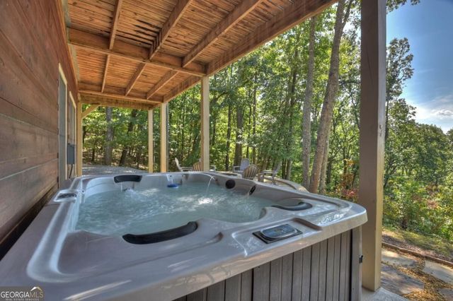 1072 Heatherwood Way, Talking Rock, GA 30175